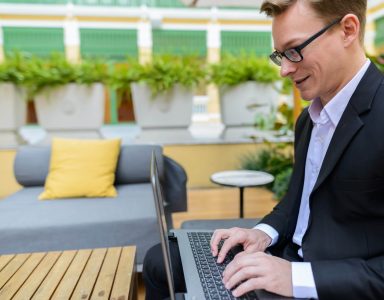 side-view-of-young-happy-caucasian-businessman-usi-2023-11-27-05-30-44-utc (Custom)